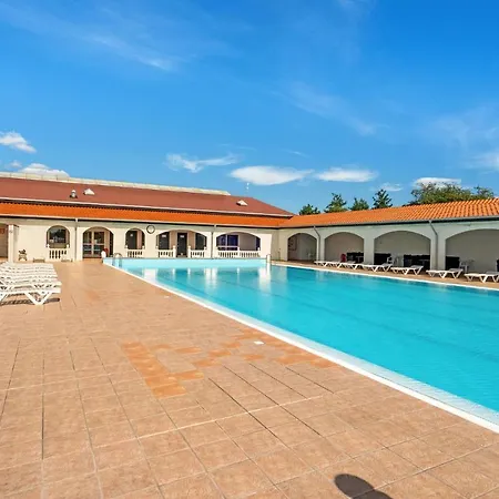 Holiday home Beautiful In With Outdoor Swimming Pool